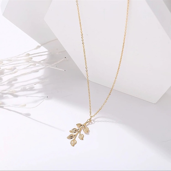 NWOT Leaves gold tone dangle Necklace with chain - Picture 8 of 10